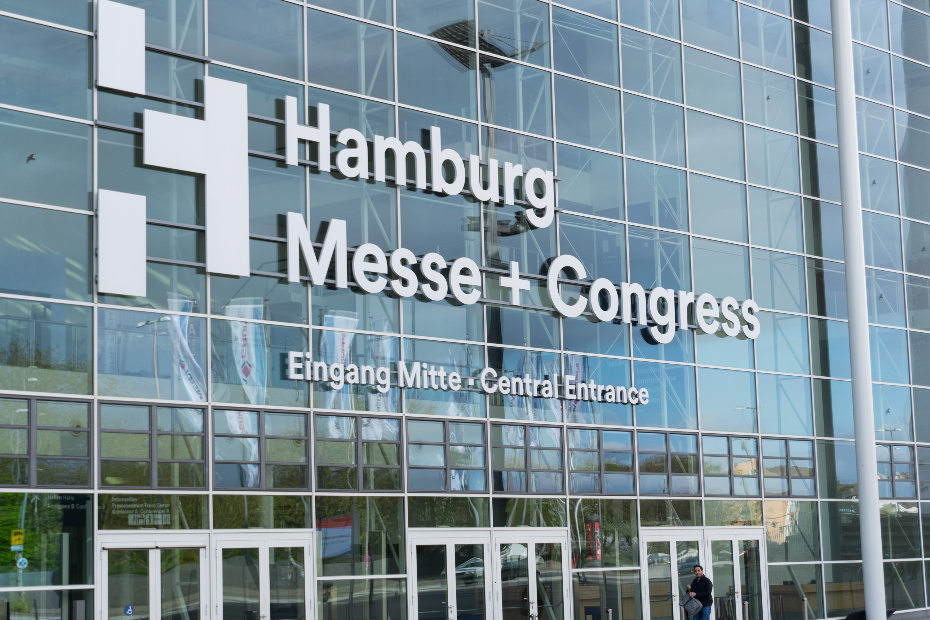 In weißer Schrift steht auf der Glasfront des Gebäudes "Hamburg Messe + Congress".