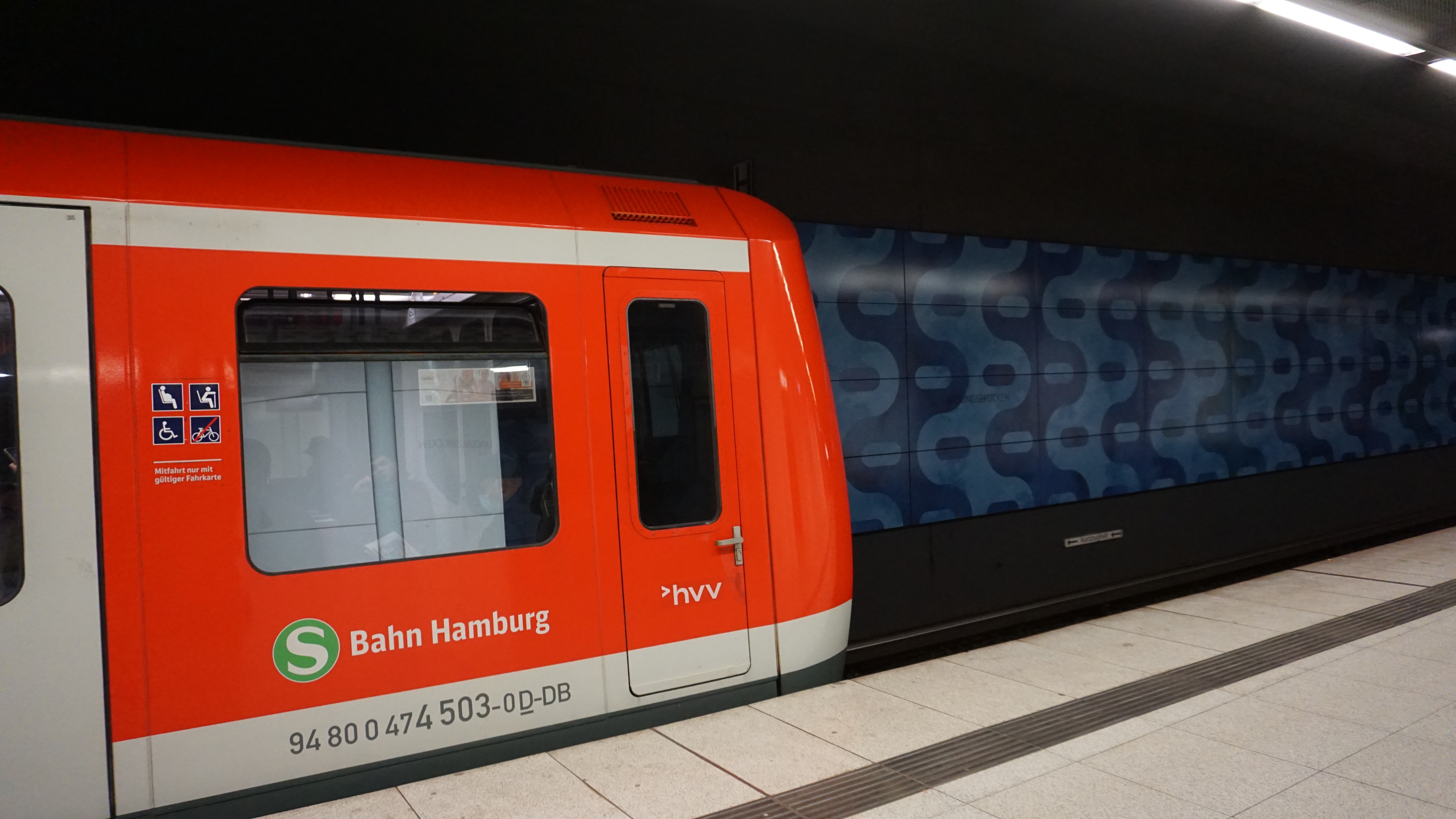 Rote S-Bahn in Hamburg