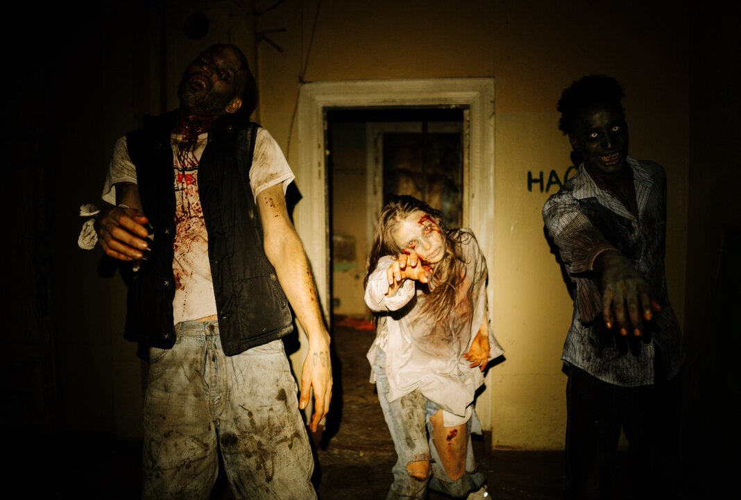 Halloween: Drei Menschen als Zombies verkleidet laufen auf die Kamera zu