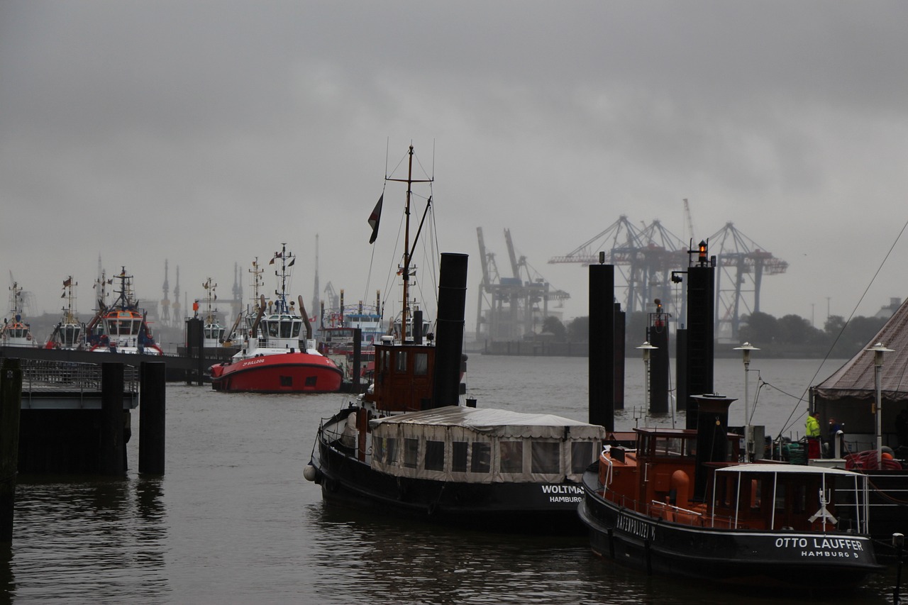 Hamburger Hafen bei grauem Himmel und regnerischem Wetter.