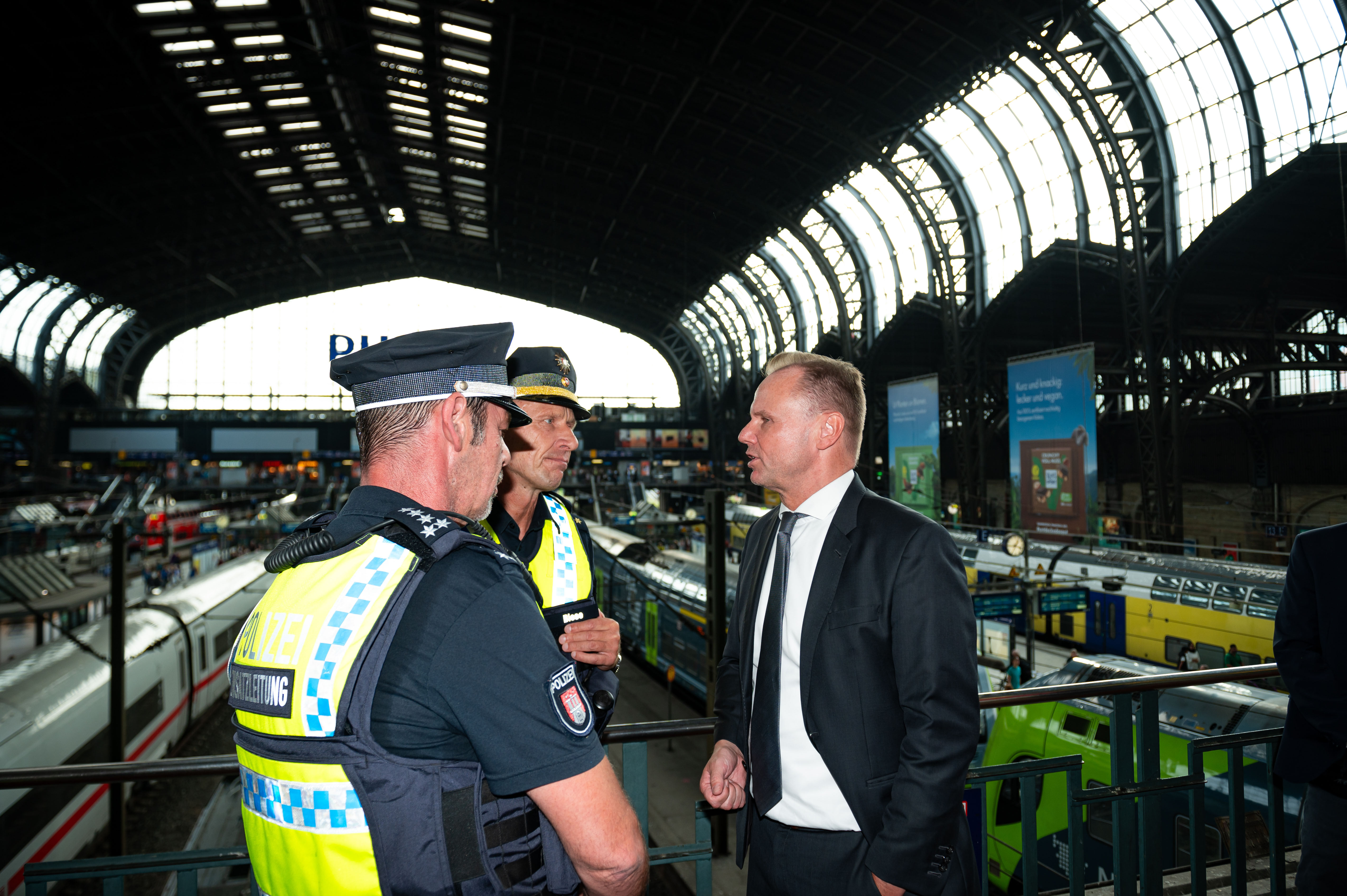 Andy Grote (SPD, r), Senator für Inneres und Sport in Hamburg, spricht im Hauptbahnhof mit Einsatzleitern der Polizei.