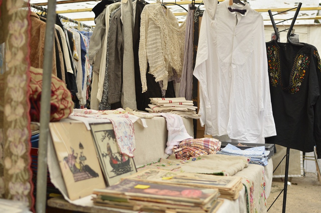 Flohmarkt mit Bildern und Kleidung. Foto: salutfromparis, Pixabay