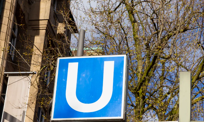 Ein blaues U-Bahn Schild in Hamburg