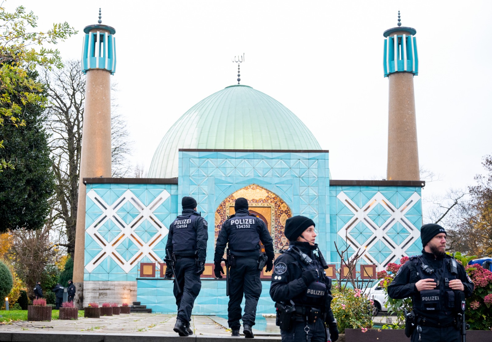 Vor der Blauen Moschee sind vier Einsatzkräfte der Polizei versammelt.