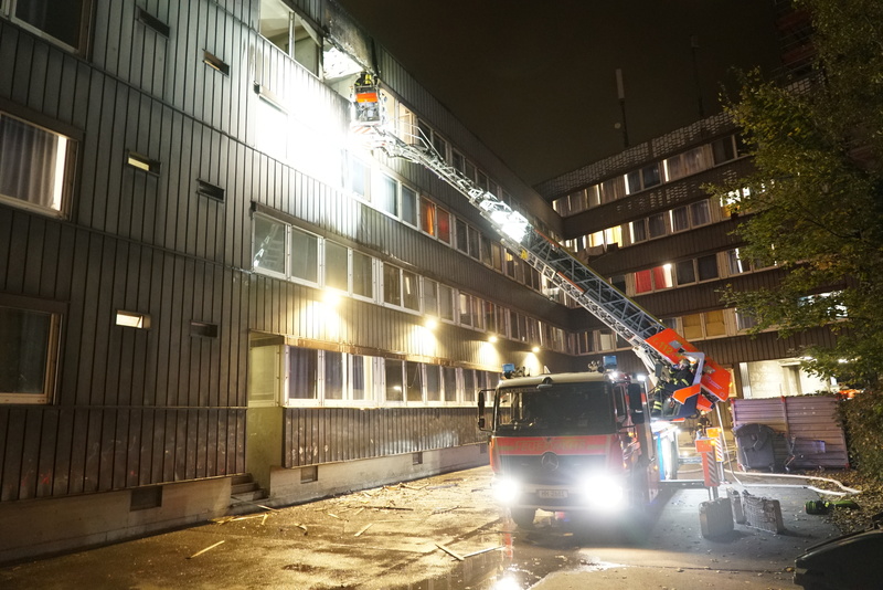 Die Feuerwehr löscht einen Brand in Hamburg-Borgfelde. Foto: Citynewstv/dpa