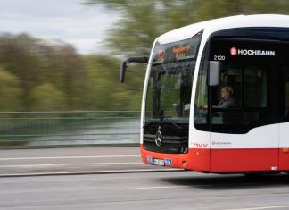 Deutschlandticket wird für Studierende günstiger Deutschlandticket Studierende, Bus in Hamburg auf der Straße