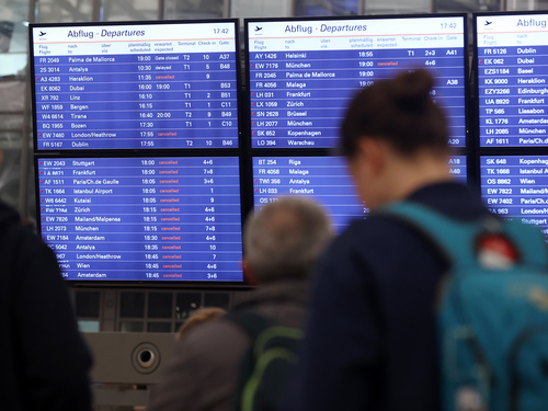Gestrichene Flüge werden auf einer Anzeigetafel im Terminal 1 am Hamburger Flughafen angezeigt.