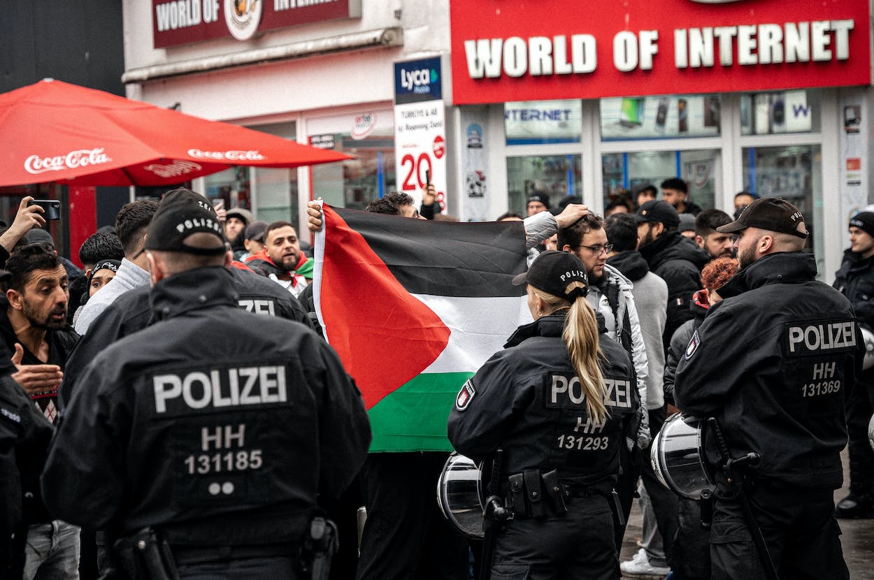 Symbolbild für das Verbot pro-palästinensischer Demos in Hamburg. Foto: Geni Hoka, Pexels