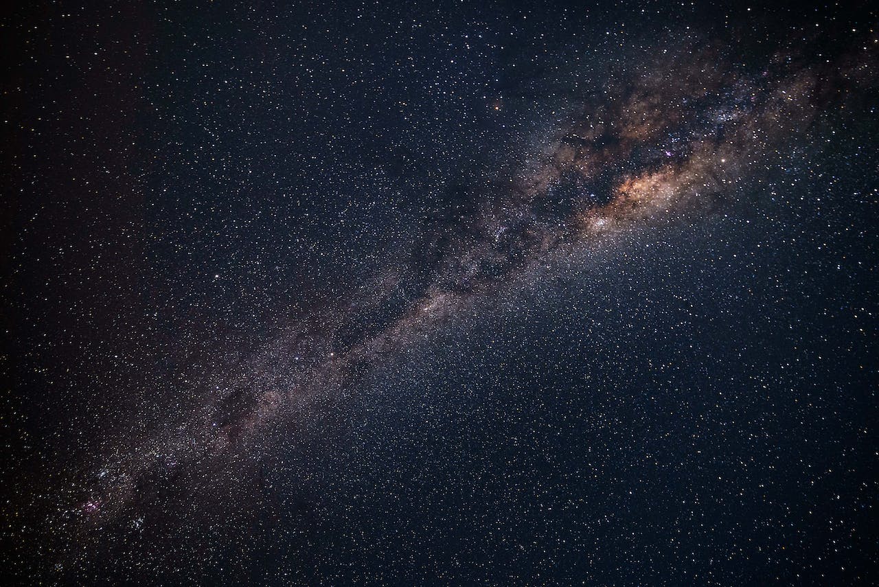 Der Blick auf die Milchstraße im Universum, zusammengehalten von Dunkler Materie.