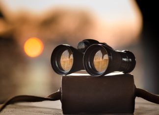 Klima-Glossar für Begriffe zur COP28 Ein Fernglas liegt auf einem Gegenstand, der Hintergrund ist verschwommen.