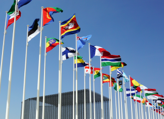 Alles was ihr über die UN-Klimakonferenz wissen müsst Länderflaggen auf Pfeilern aufgestellt.