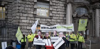 Aktivisten mit Masken von Wirtschaftsminister Habeck (l-r), Bauministerin Geywitz, Bundeskanzler Scholz und Verkehrsminister Wissing protestierten vor dem Oberverwaltungsgericht Berlin.