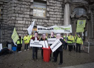 Gericht verurteilt Bundesregierung Aktivisten mit Masken von Wirtschaftsminister Habeck (l-r), Bauministerin Geywitz, Bundeskanzler Scholz und Verkehrsminister Wissing protestierten vor dem Oberverwaltungsgericht Berlin.