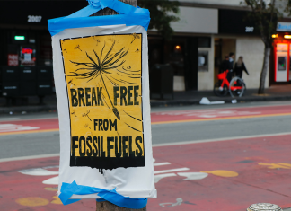 Zehn klimawissenschaftliche Updates aus dem letzten Jahr Ein Plakat in einer Fußgängerzone, das fordert: Break free from fossil fuels.