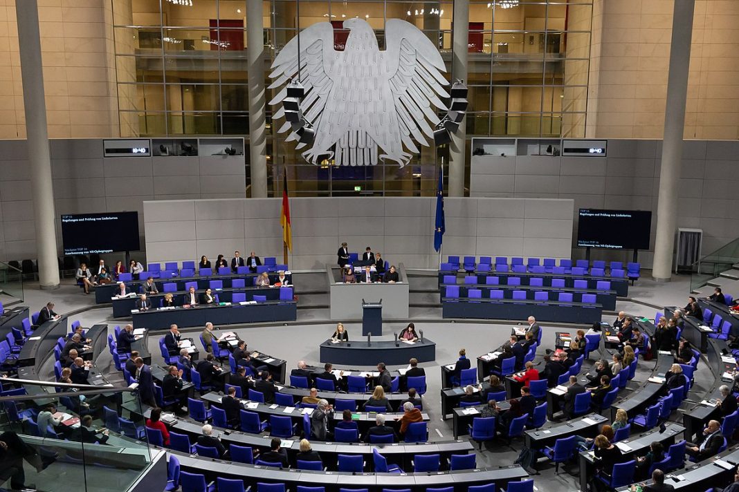 Bundestag Berlin, Politiker*innen beraten im Plenarsaal, Foto: Steffen Prößdorf