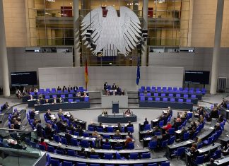 Klima retten – oder doch lieber den Bundeshaushalt? Bundestag Berlin, Politiker*innen beraten im Plenarsaal, Foto: Steffen Prößdorf