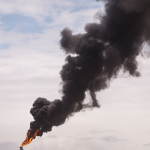 Fossile Energie ohne Emissionen – geht das? Überschüssiges Gas wird am Industriepark für Erdöl und Petrochemie „ Jose Antonio Anzoategui" verbrannt. CCS könnte die Lösung sein. Foto: Stringer/dpa