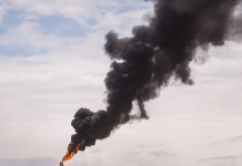 Fossile Energie ohne Emissionen – geht das? Überschüssiges Gas wird am Industriepark für Erdöl und Petrochemie „ Jose Antonio Anzoategui" verbrannt. CCS könnte die Lösung sein. Foto: Stringer/dpa