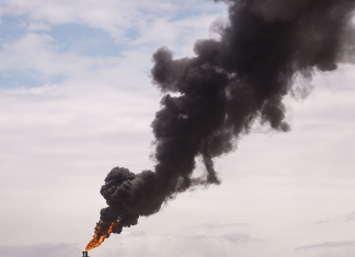 Fossile Energie ohne Emissionen – geht das? Überschüssiges Gas wird am Industriepark für Erdöl und Petrochemie „ Jose Antonio Anzoategui" verbrannt. CCS könnte die Lösung sein. Foto: Stringer/dpa