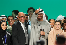 Die COP bejubelt ihr Abschlussdokument: Ist das der Durchbruch? Der COP-Präsident und andere Delegierte freuen sich über die Einigung. Foto: COP28 / Christopher Pike