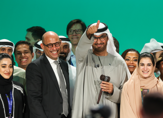 Die COP bejubelt ihr Abschlussdokument: Ist das der Durchbruch? Der COP-Präsident und andere Delegierte freuen sich über die Einigung. Foto: COP28 / Christopher Pike