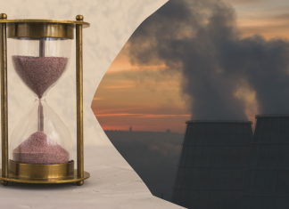 Halbzeit bei der COP28 – was passiert, und was noch zu erwarten ist Zwischenbilanz COP28: Collage von einer Sanduhr auf der rechten Seite und einem rauchenden Kraftwerk auf der linken Seite.