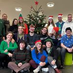 Tipps für die Weihnachtstage Die Redakteure und Redkteurinnen von FINK.HAMBURG stehen vorm Weihnachtsbaum in der DMI Fakultät an der HAW Hamburg.