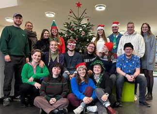 Tipps für die Weihnachtstage Die Redakteure und Redkteurinnen von FINK.HAMBURG stehen vorm Weihnachtsbaum in der DMI Fakultät an der HAW Hamburg.