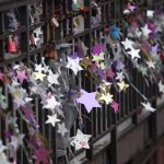 Good News zum Jahresende 2023 Gute Nachrichten aus Hamburg: Weltrekord mit Sternen aus Joghurtdeckeln, die an einer Brücke hängen