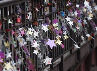 Good News zum Jahresende 2023 Gute Nachrichten aus Hamburg: Weltrekord mit Sternen aus Joghurtdeckeln, die an einer Brücke hängen