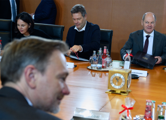 Deutschland beschließt erste Klimaaußenpolitikstrategie Annalena Baerbock (Bündnis 90/Die Grünen), Außenministerin, Christian Lindner (FDP), Bundesminister der Finanzen, Robert Habeck (Bündnis 90/Die Grünen), Bundesminister für Wirtschaft und Klimaschutz, und Bundeskanzler Olaf Scholz (SPD) sitzen zu Beginn der Kabinettssitzung der Bundesregierung im Bundeskanzleramt. Sie beschließen die Klimaaußenpolitikstrategie