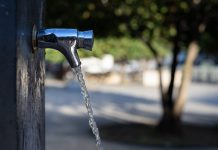 Warum die Klimakrise unser Trinkwasser gefährdet Ein öffentlich zugänglicher Wasserhahn mit Trinkwasser in einem Park. Foto: Nicolas Comte/unsplash
