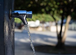 Warum die Klimakrise unser Trinkwasser gefährdet Ein öffentlich zugänglicher Wasserhahn mit Trinkwasser in einem Park. Foto: Nicolas Comte/unsplash