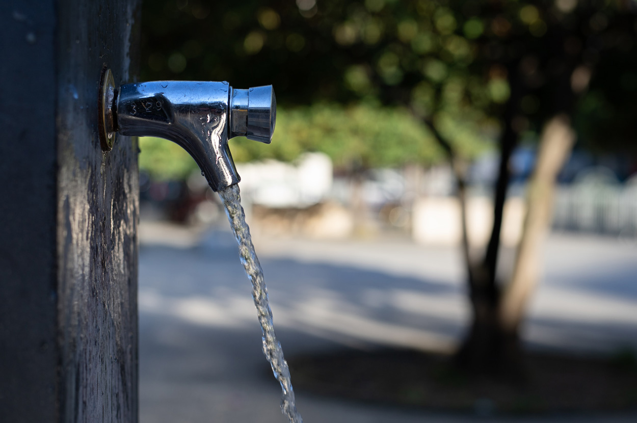 Ein öffentlich zugänglicher Wasserhahn mit Trinkwasser in einem Park. Foto: Nicolas Comte/unsplash