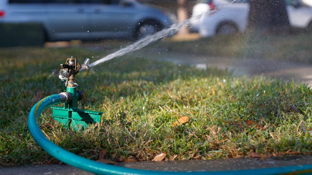 Ein Rasensprenger bewässert einen Garten. Foto: Jordan Hopkins/unsplash
