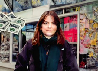 Verschuldet im Studium – wenig Fördermittel und plötzlich steigende Zinsen Junge Frau steht vor einem Hochschulgebäude. Sie spricht über Studienfinanzierung. An der Seite sind Geldscheine und Bücher.