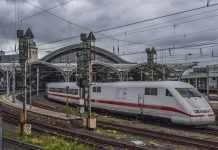 Klimaschutz-Index: Deutschland hat sich leicht verbessert Ein ICE, der aus dem Hamburger Hauptbahnhof fährt. Foto: Pixabay / 652234