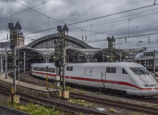 Klimaschutz-Index: Deutschland hat sich leicht verbessert Ein ICE, der aus dem Hamburger Hauptbahnhof fährt. Foto: Pixabay / 652234