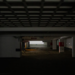 Im Untergeschoss fällt kaum Licht in das alte Parkhaus. Foto: Anna-Lena Schou