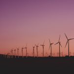 Norddeutsche Länder fordern Versprechen zur Energiewende ein Windräder stehen in der Dämmerung.