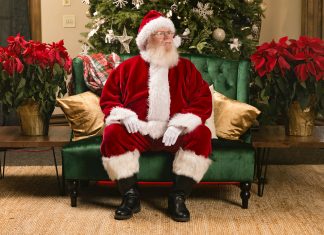 Runter von der Couch: Kulturtipps zum Jahrenende und -anfang Weihnachtsmann sitzt im Wohnzimmer auf der Couch