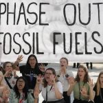 COP28 geht in die Verlängerung: Streitpunkt fossile Brennstoffe COP28 Protest gegen Fossile Brennstoffe: Aktivisten demonstrieren mit einem Schild mit der Aufschrift "phase out fossil fuels" auf dem UN-Klimagipfel COP28. Foto: Peter Dejong/AP