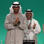 COP28-Schlusserklärung fordert “Übergang weg von fossilen Brennstoffen” Abschlusserklärung COP28: Sultan al-Dschaber (l) , Präsident der COP28, klatscht nach der Verabschiedung der globalen Bestandsaufnahme auf dem UN-Klimagipfel COP28. Foto: Kamran Jebreili/AP/dpa