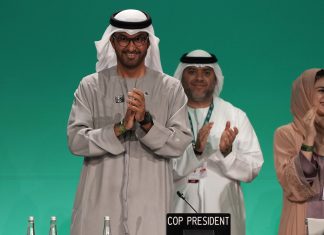 COP28-Schlusserklärung fordert “Übergang weg von fossilen Brennstoffen” Abschlusserklärung COP28: Sultan al-Dschaber (l) , Präsident der COP28, klatscht nach der Verabschiedung der globalen Bestandsaufnahme auf dem UN-Klimagipfel COP28. Foto: Kamran Jebreili/AP/dpa