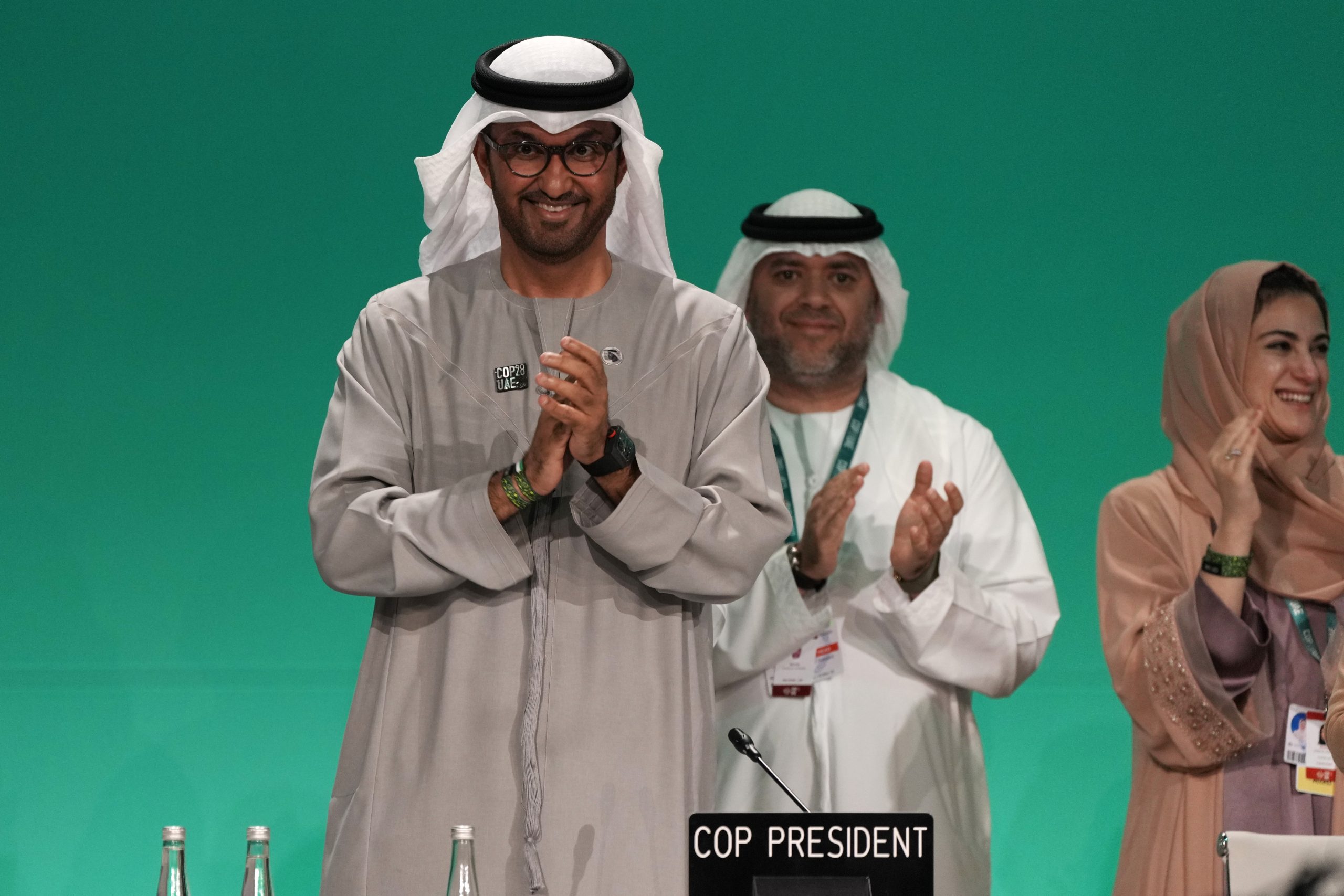 Abschlusserklärung COP28: Sultan al-Dschaber (l) , Präsident der COP28, klatscht nach der Verabschiedung der globalen Bestandsaufnahme auf dem UN-Klimagipfel COP28. Foto: Kamran Jebreili/AP/dpa