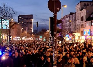 Rettet das Molotow: Soli-Rave für Hamburger Clubkultur Freunde des Clubs zeigten am 30. Dezember 2023 Transparente mit Aufschriften wie Molotow Must Stay, Molotow ist kein Spielball von Investoren oder Hands Off Our Molotow. Foto: Niklas Rosenthal