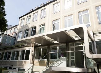 Hamburger Institut für Sozialforschung schließt 2028 Das ist ein weißes Haus mit einem überdachten Eingang. Das Haus ist das Hamburger Insitut für Sozialforschung.