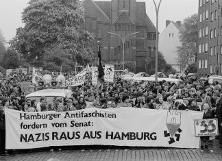 Rechte Gewalt in Hamburg von 1945 bis heute Foto einer Antifa-Demo in schwarz-weiß. Foto: Michael Meyborg, Privatbesitz