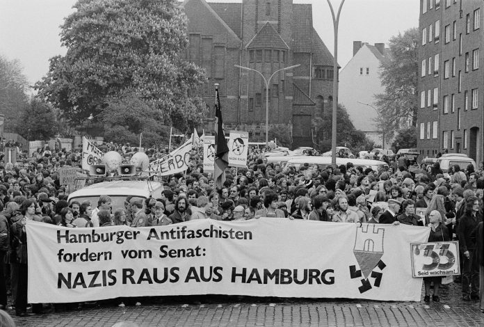 Foto einer Antifa-Demo in schwarz-weiß. Foto: Michael Meyborg, Privatbesitz