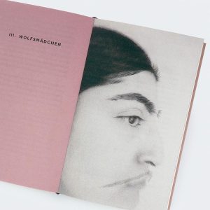 Zwischenseite Buch Hässlichkeit, zu sehen ist eine Frau mit einem Oberlippenbart und Nasenhaaren gezeichnet von Moshtari Hilal 